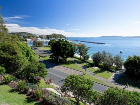 1 'Kiah', 53 Victoria Parade - stunning views, wifi, aircon, just across the road to the water, Nelson Bay